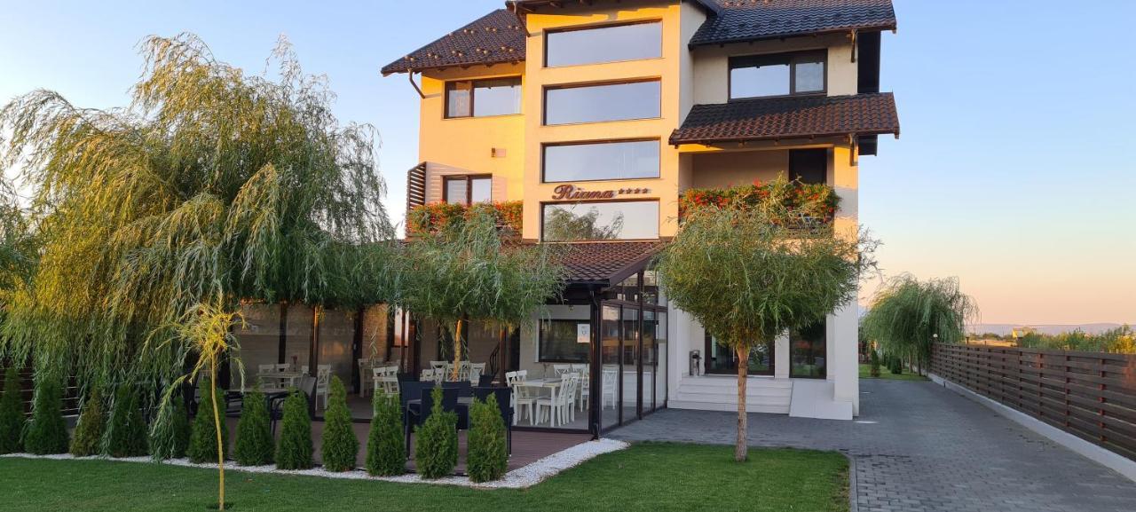 Hotel Riana à Adjud Extérieur photo