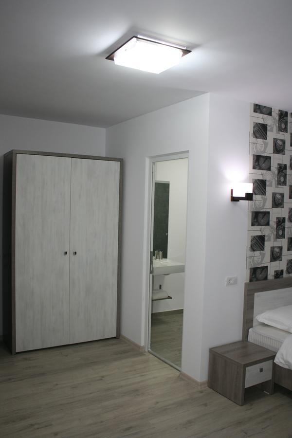 Hotel Riana à Adjud Extérieur photo