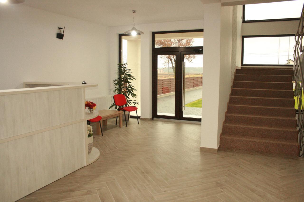 Hotel Riana à Adjud Extérieur photo