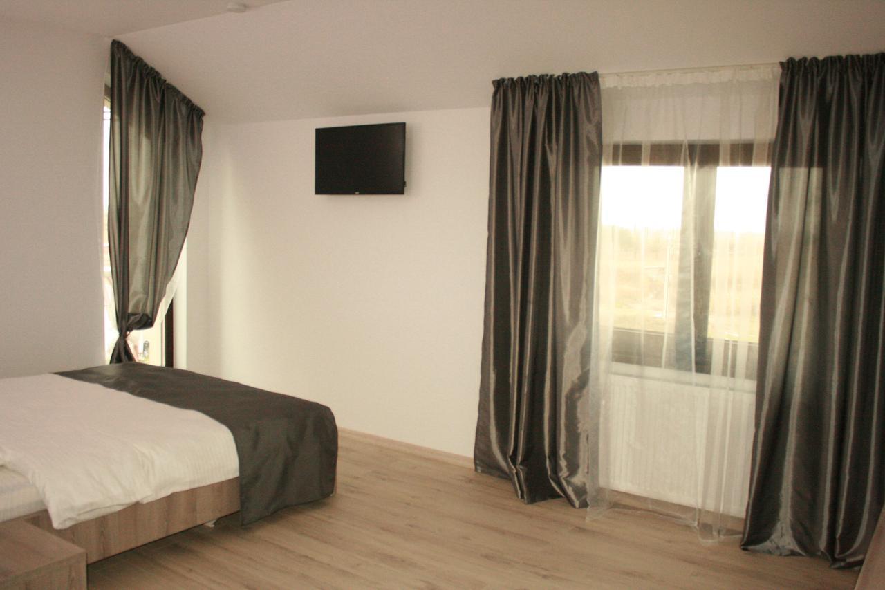 Hotel Riana à Adjud Extérieur photo