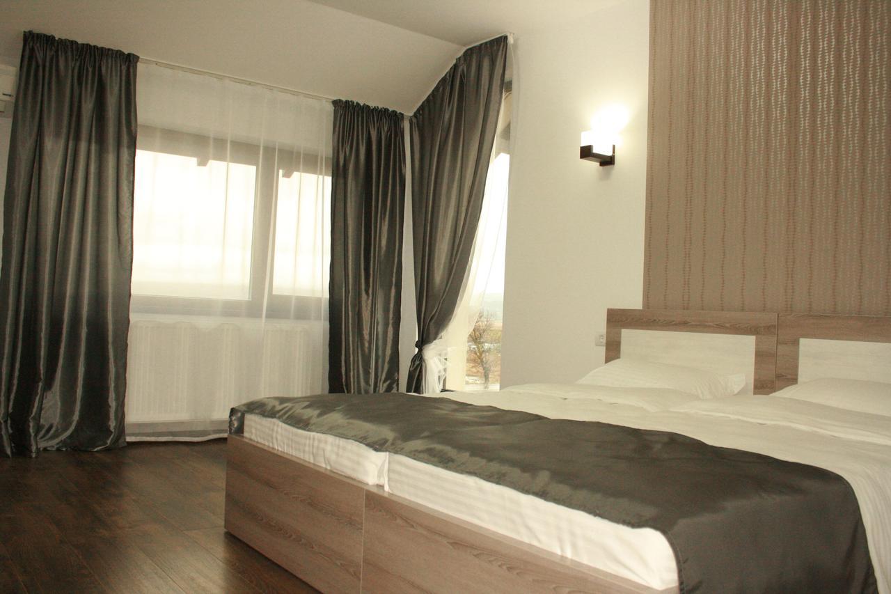 Hotel Riana à Adjud Extérieur photo