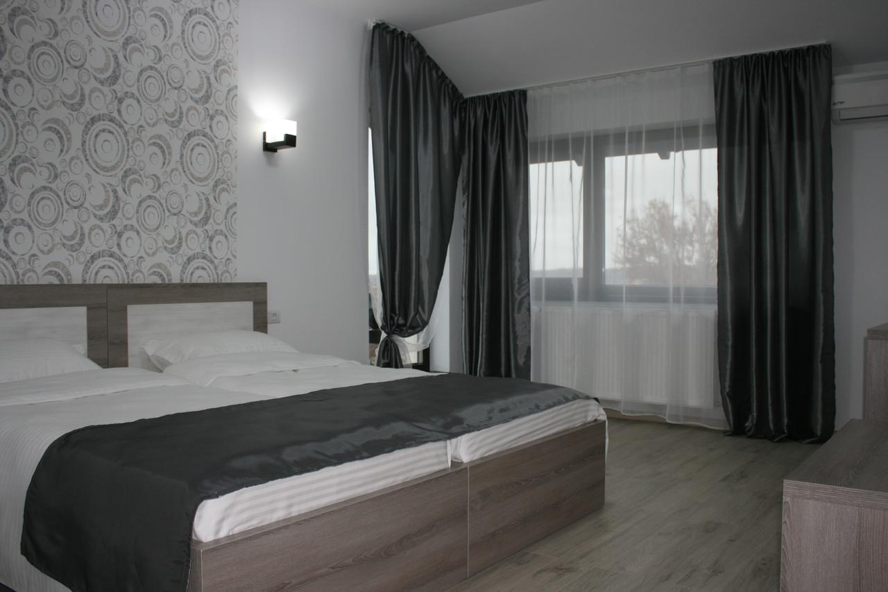 Hotel Riana à Adjud Extérieur photo