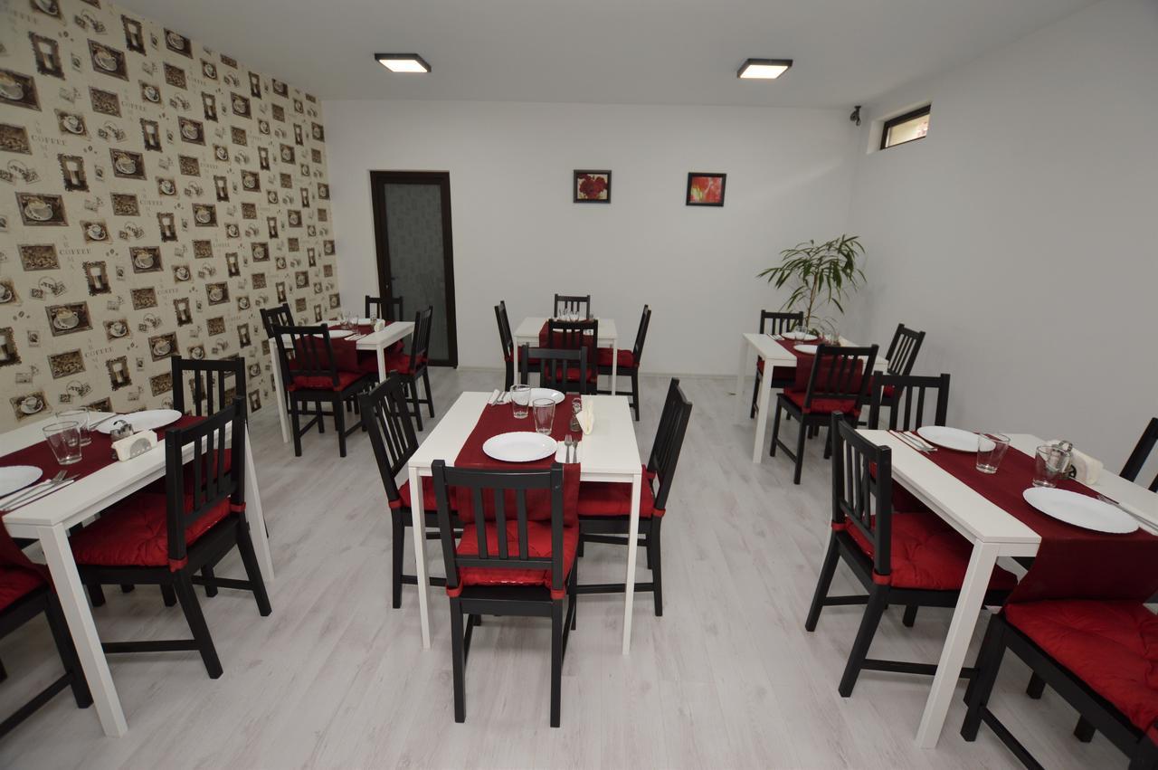 Hotel Riana à Adjud Extérieur photo