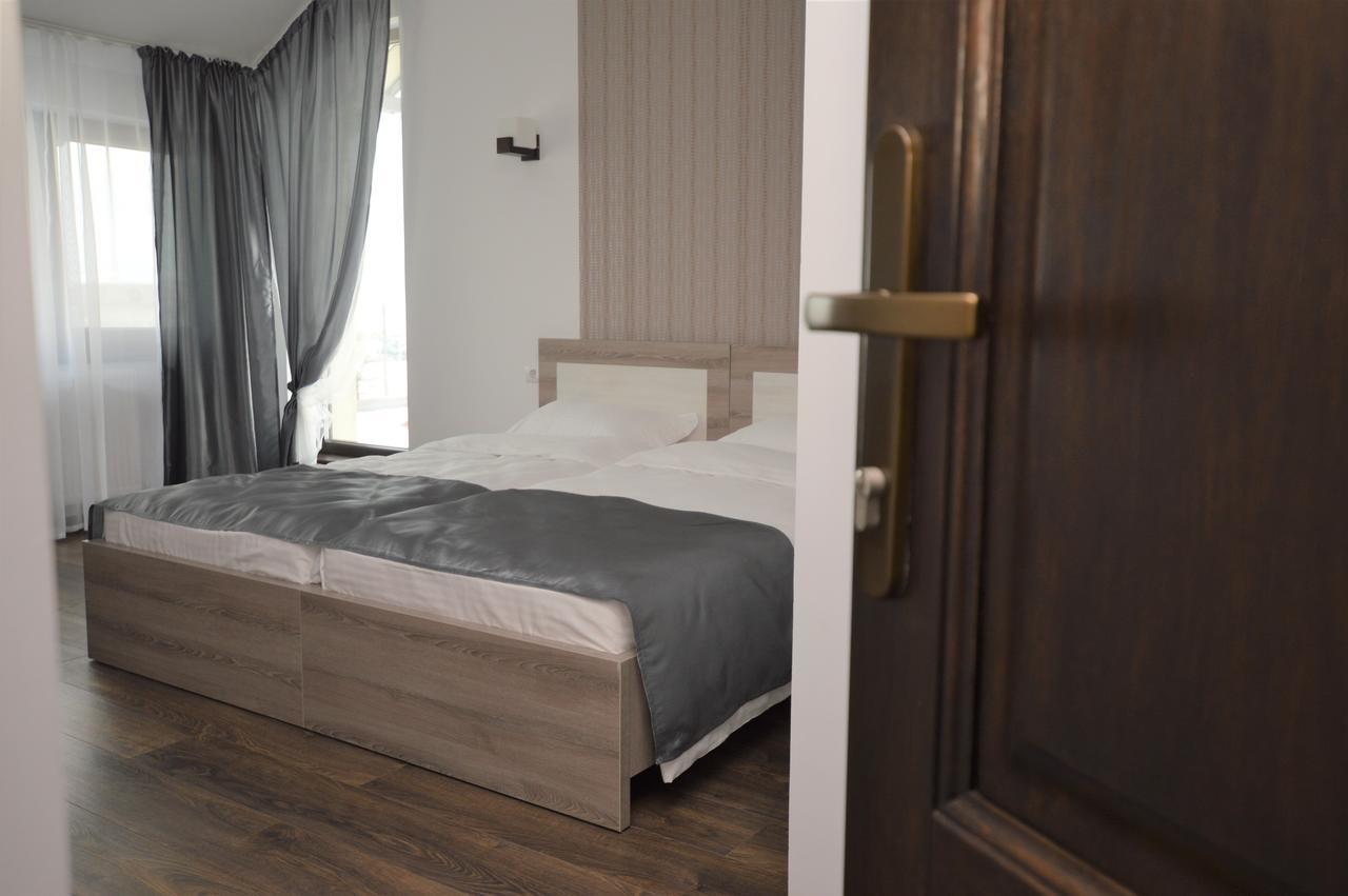Hotel Riana à Adjud Extérieur photo