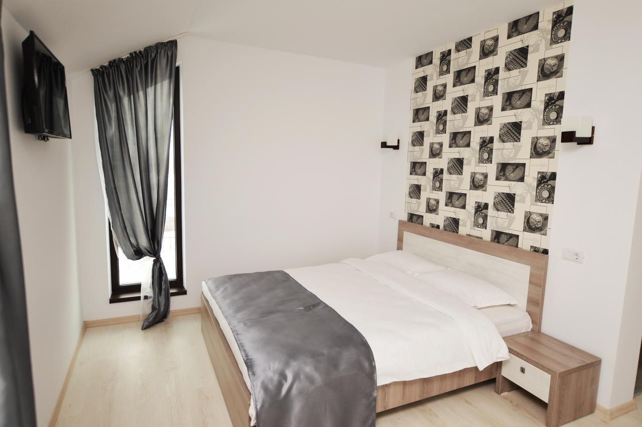 Hotel Riana à Adjud Extérieur photo
