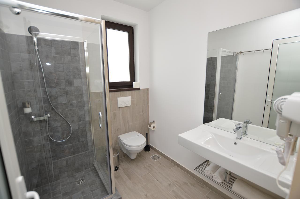 Hotel Riana à Adjud Extérieur photo