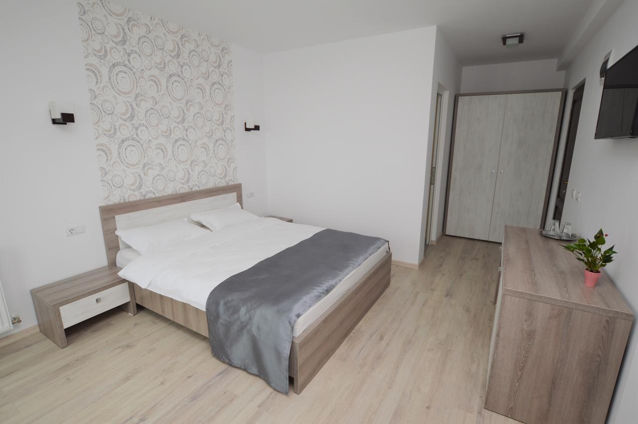 Hotel Riana à Adjud Extérieur photo