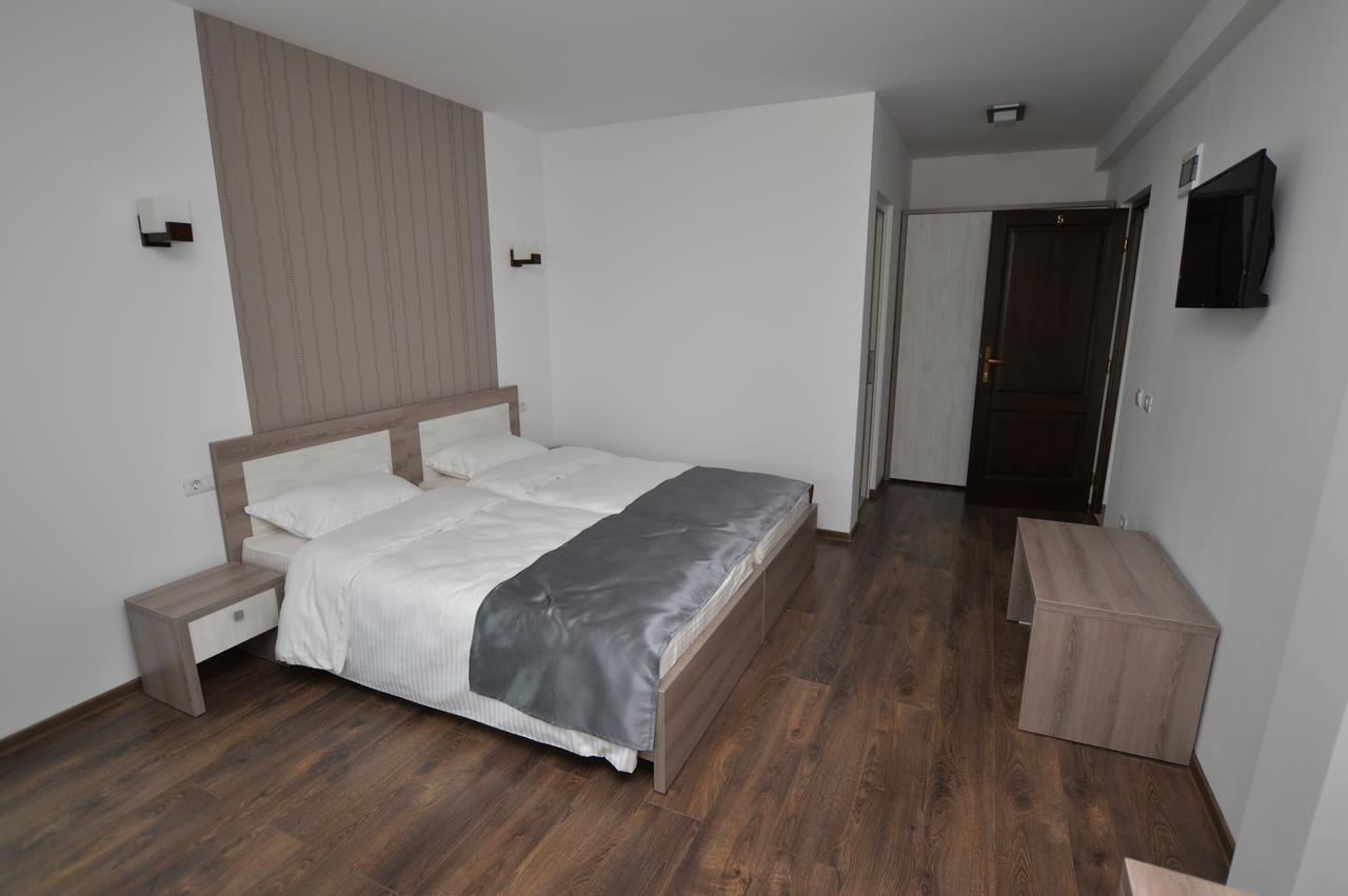 Hotel Riana à Adjud Extérieur photo