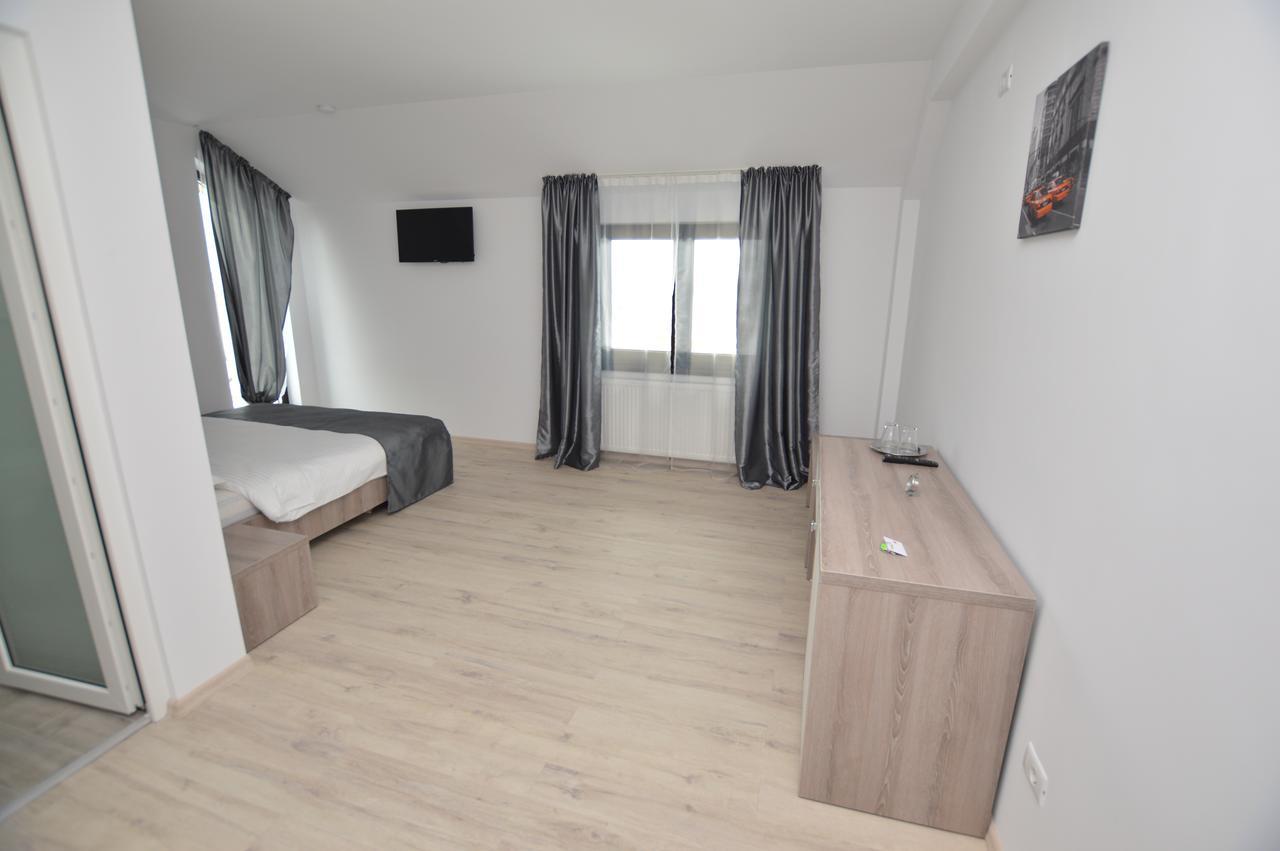 Hotel Riana à Adjud Extérieur photo