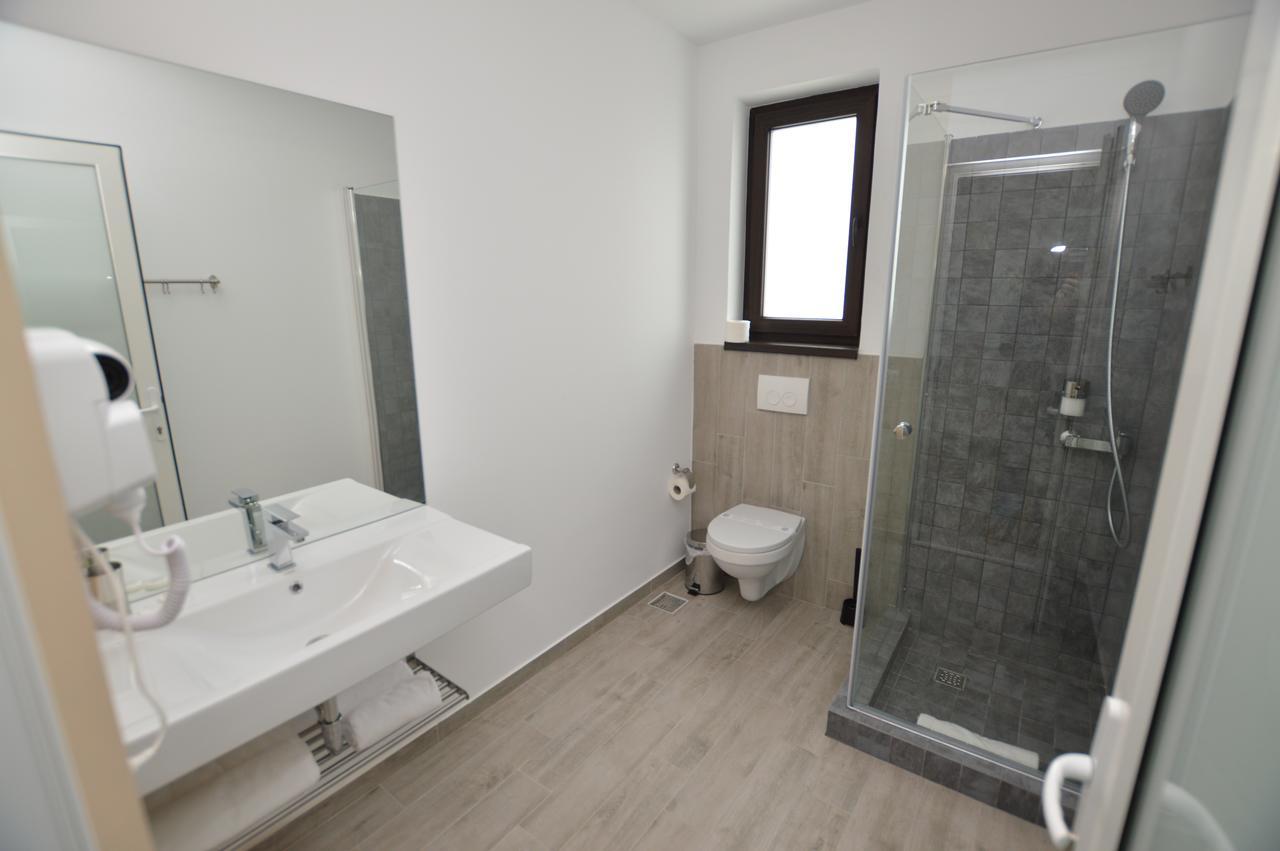 Hotel Riana à Adjud Extérieur photo